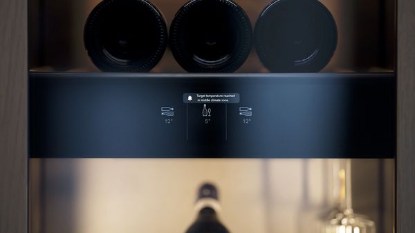 Nahaufnahme des Touchscreens der Gaggenau Vario cooling Expressive series Weinklimaschränke.