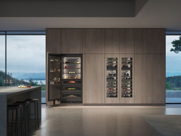 Ein Kühlschrank und Weinklimaschränke der Gaggenau Vario Kältegeräte Serie Expressive in einer Luxusküche