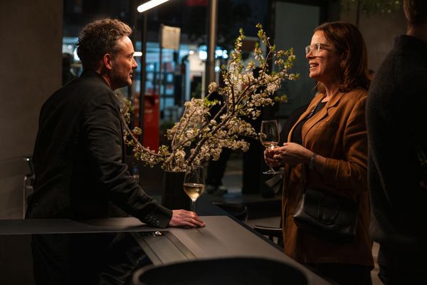 A man and woman talking with wine glasses at the Gaggenau KOTY Awards 2025.