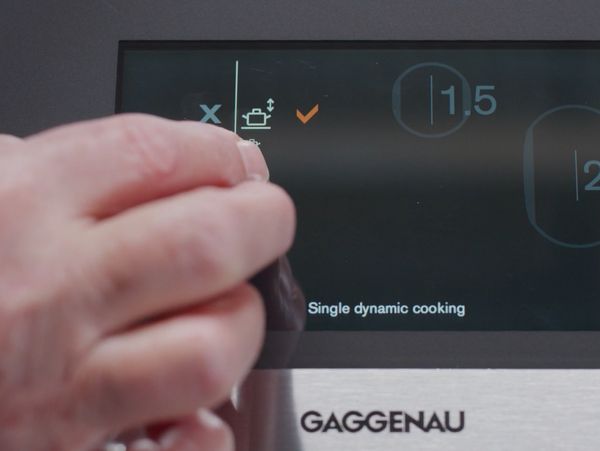 Close-up of the Gaggenau full surface induction cooktop touch screen when activating the Single Dynamic Cooking mode