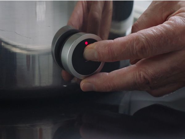 Chef activating the Gaggenau Cooking sensor attached to the pan