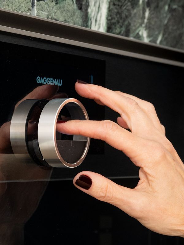 A visitor using the floating ring control on the Gaggenau Expressive oven in the Make. section