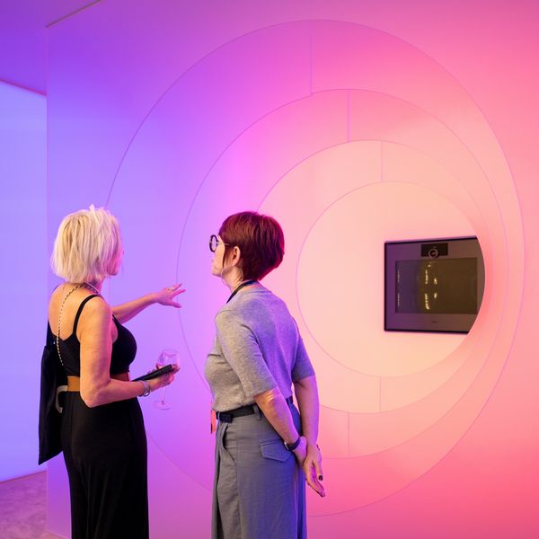 A visitor asking questions about the Gaggenau Expressive oven in the Believe. section