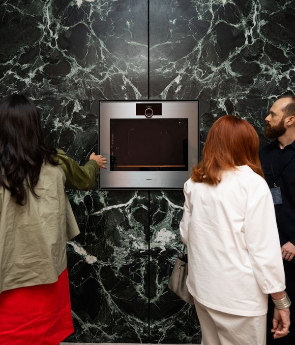 Guests asking questions about the Gaggenau Expressive oven in the Make. section