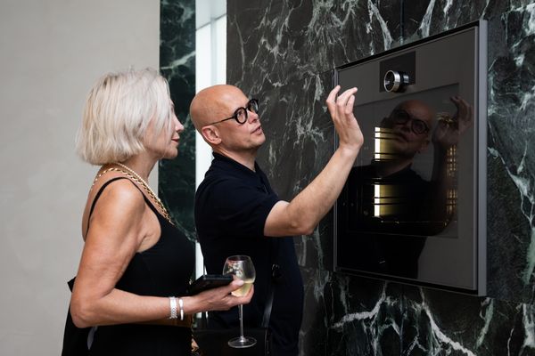 Soeren Strayle, User Interaction and Interface Designer, discussing the floating ring with a visitor