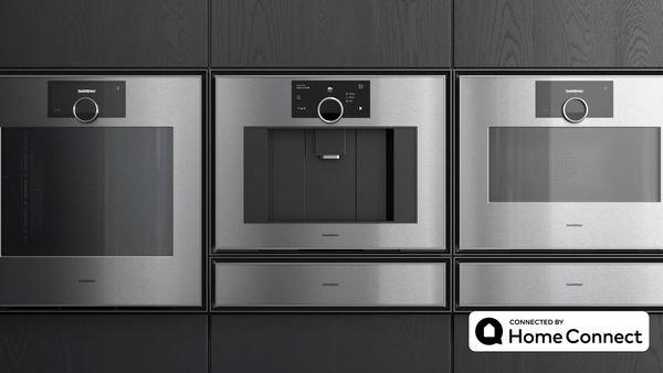 Der vollautomatische Espressoautomat der Gaggenau Expressive Serie, installiert zwischen anderen passenden Ger&auml;ten der Serie.