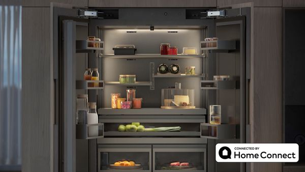 Innenansicht der K&uuml;hl-Gefrier-Kombination der Gaggenau Vario cooling expressive Serie mit blendfreier Ausleuchtung und dunklem Innenraum aus geb&uuml;rstetem Edelstahl.