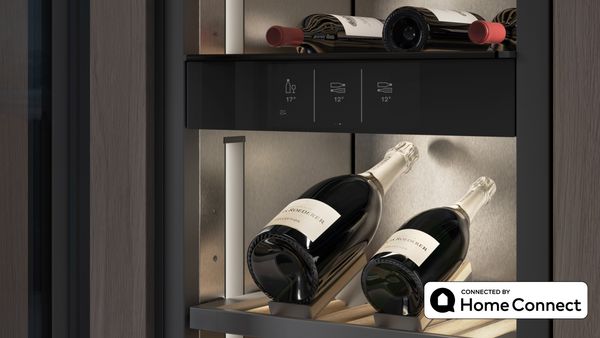 Ansicht des intuitiven Touch-Displays im Weinklimaschrank der Gaggenau Vario cooling expressive Serie.