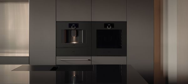 Vooraanzicht van de Gaggenau Minimalistic-oven, warmhoudlade en koffiemachine in de kleur Onyx.