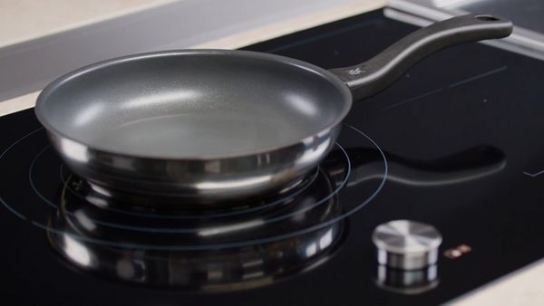 Frying pan on the CI induction cooktop