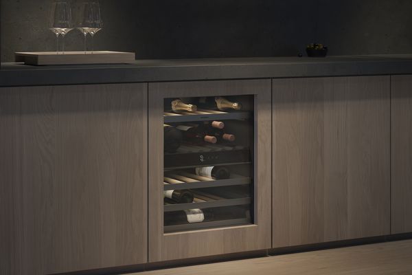 Une cave &agrave; vin avec installation sous plan S&eacute;rie&nbsp;200 de Gaggenau dans une cuisine de luxe moderne