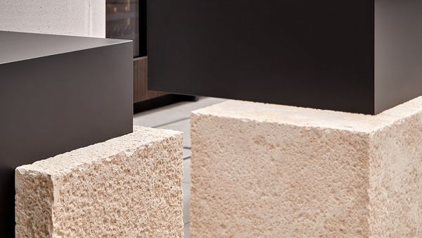 Image montrant l'espace de l'installation architecturale de l'exp&eacute;rience &laquo; Pr&eacute;sence &raquo; de Gaggenau &agrave; la Villa Necchi Campiglio 2026.