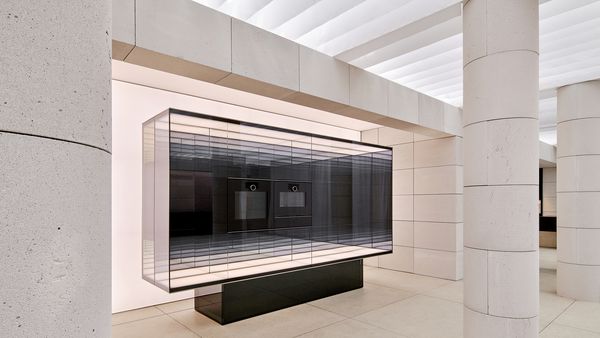 Image montrant l'espace de l'installation architecturale de l'exp&eacute;rience &laquo; Pr&eacute;sence &raquo; de Gaggenau &agrave; la Villa Necchi Campiglio 2026.