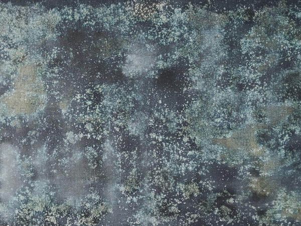 Opera del duo TTOZOI per Gaggenau con muffe e pigmenti naturali su tela, texture organiche 