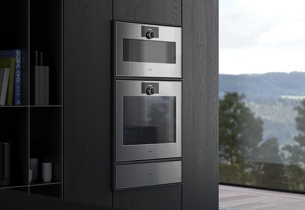 Une s&eacute;lection d'appareils de cuisson Gaggenau s&eacute;rie 400 dans une cuisine de couleur grise