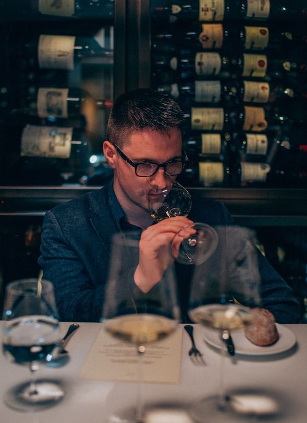 Mikaël Grou riecht an einem Glas Rotwein im 67 Pall Mall