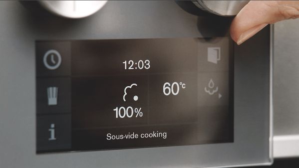 TFT-display med vred som visar program för sous-vide-matlagning