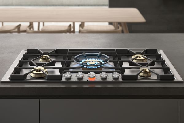 Table de cuisson gaz Gaggenau série 200 dans une cuisine contemporaine